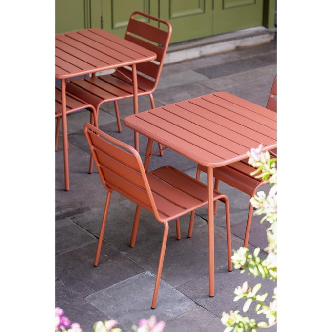 Table carrée à lattes en acier terracotta - Bolero